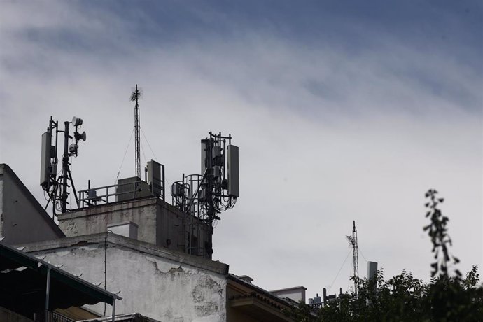 Imagen de antenas de telefonía en el tejado de una casa en la ciudad de Madrid.