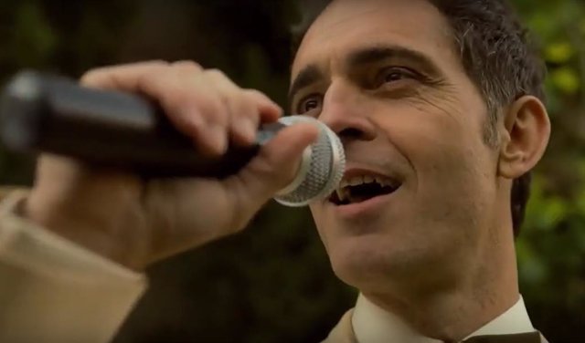 Pedro Alonso (Berlín) canta en la cuarta temporada de La casa de papel