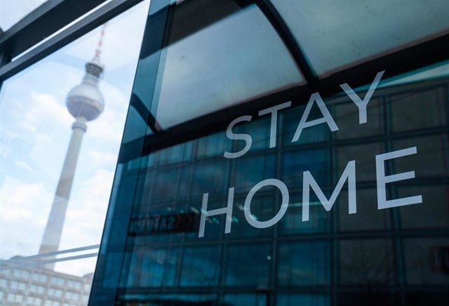 Un cartel que recomienda "quédate en casa" en Alexanderplatz, en Berlín