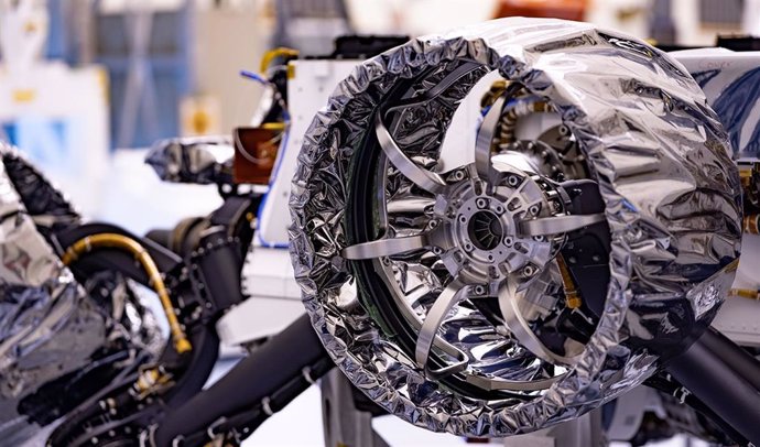 El rover Perseverance de la NASA recibe sus ruedas para Marte