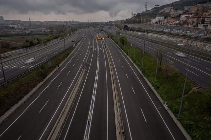 Carretera sense amb prou feines trnsit en l'entrada a Barcelona per l'Autopista del Vallés el dia en el qual entra en vigor la limitació total de moviments salvo dels treballadors d'activitats essencials, mesura adoptada ahir pel Govern com a prevenció