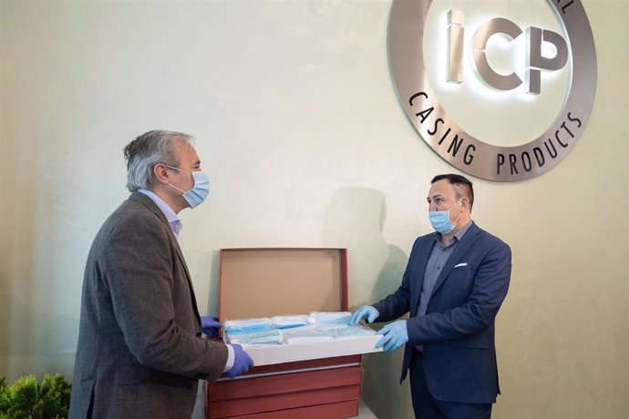 El alcalde de Zaragoza, Jorge Azcón asiste al acto de donación de mascarillas de la empresa Internacional Casing Products, ubicada en Mercazaragoza.