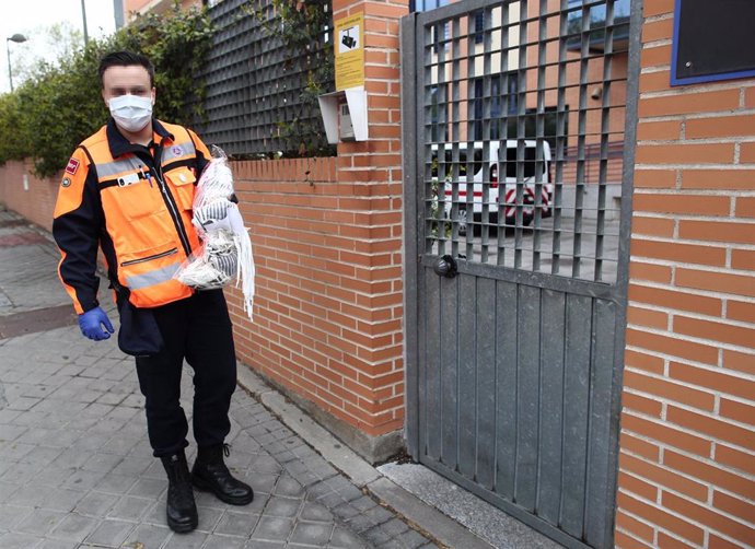 Un agente de Protección Civil de Boadilla del Monte protegido con mascarilla y guantes lleva mascarillas a la Residencia de Mayores Los Ángeles en Getafe para la protección contra el coronavirus, en Getafe (Madrid) a 6 de abril de 2020.
