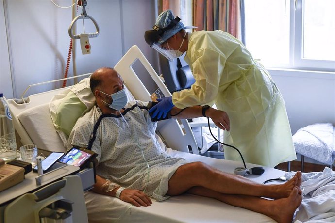 Una enfermera atiende a un paciente en Bélgica
