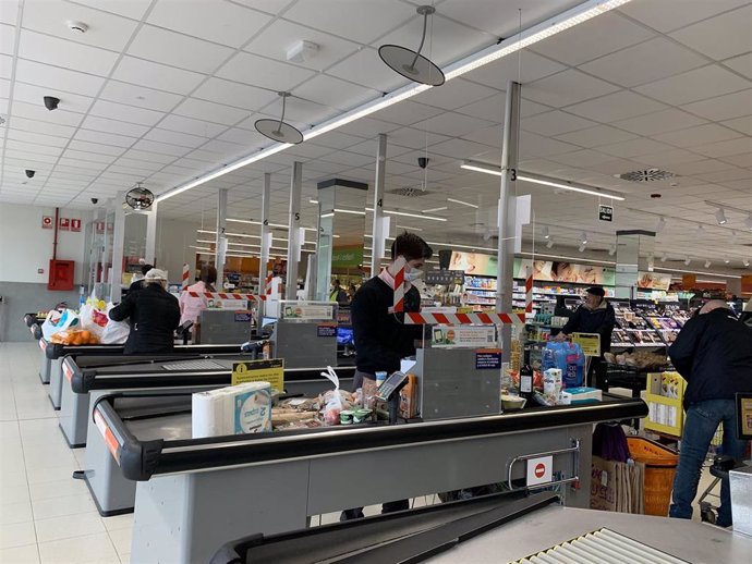 Caja de un supermercado de Consum durante la pandemia