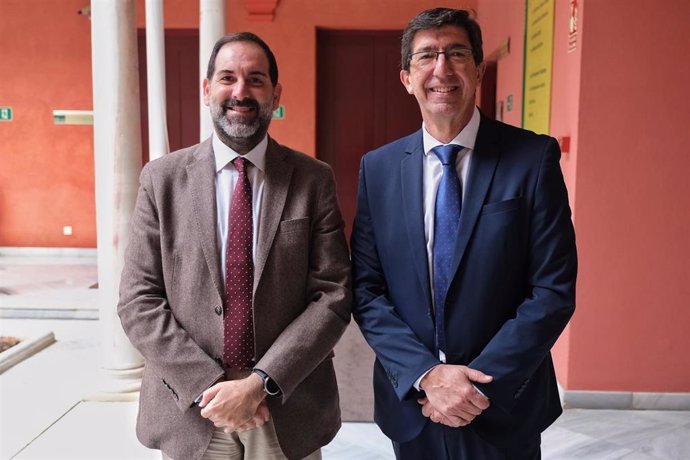 El vicepresidente de la Junta y responsable de Justicia en Andalucía, Juan Marín (dcha.) y el director general de Justicia Juvenil y Cooperación, Francisco Ontiveros