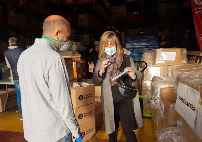 La presidenta de la Diputación de Barcelona, Núria Marín, durante la visita al almacén donde han recibido una nueva partida de material sanitario