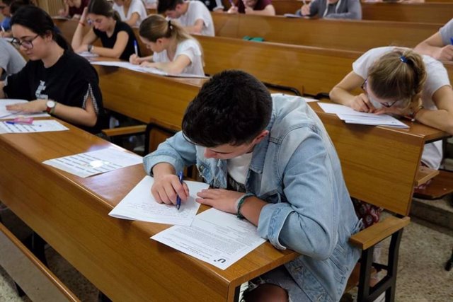 Estudiante realizando un exámen en la Universidad de Granada.