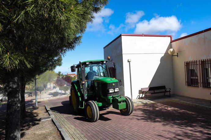 Un agricultor montado en su tractor desinfecta las calles del municipio madrileño Campo Real 