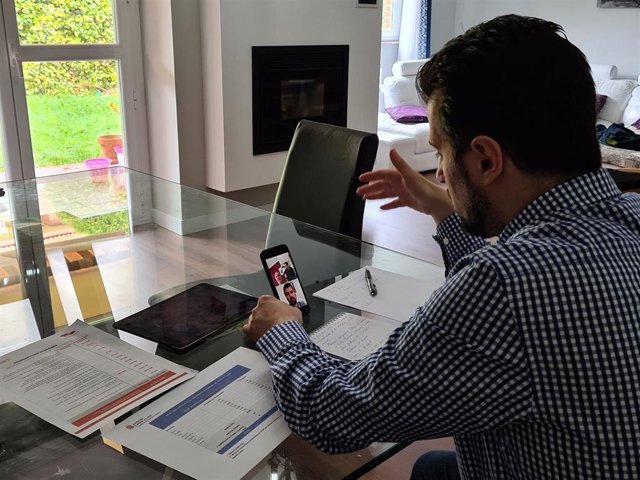 Luis Tudanca se reúne por videoconferencia con los responsables de CCOO y UGT en Castilla y León.