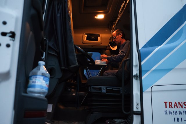Un camionero llamado Ramón se prepara para cenar en su camión mientras mira un episodio de Fast and Loud en una pequeña pantalla.
