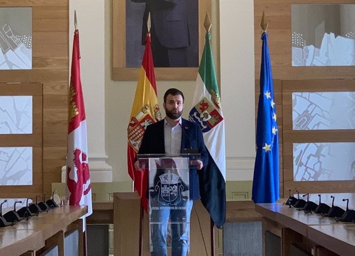 Luis Salaya, alcalde de Cáceres en una rueda de prensa online