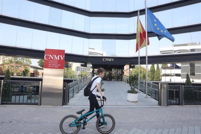 Un joven pasea frente al edificio de la Comisión Nacional del Mercado de Valores (CNMV) en Madrid.