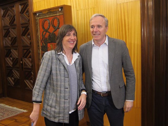 La nueva portavoz del PSOE, Lola Ranera, y el alcalde Jorge Azcón