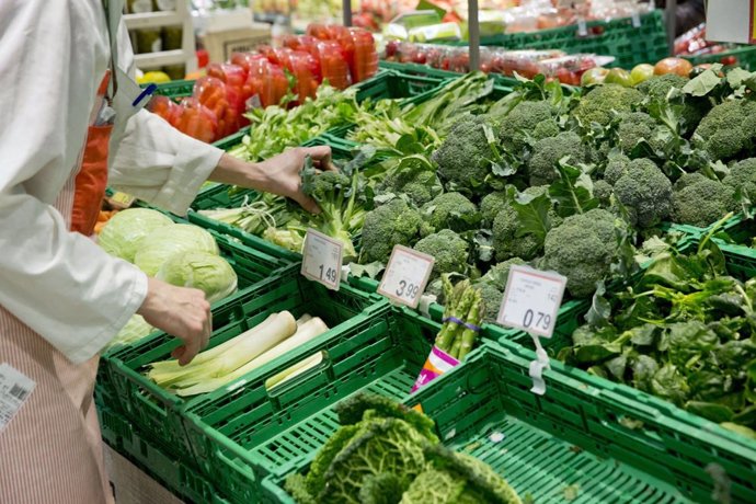 Cajas de plástico con verduras de supermercados