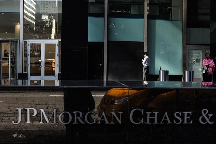 March 14, 2020 - New York, New York, United States: People standing in front of the JP Morgan Chase building. The City of New York is under intense pressure due to the Coronovirus pandemic. Stores, public places and tourist spots are shut down indefinit