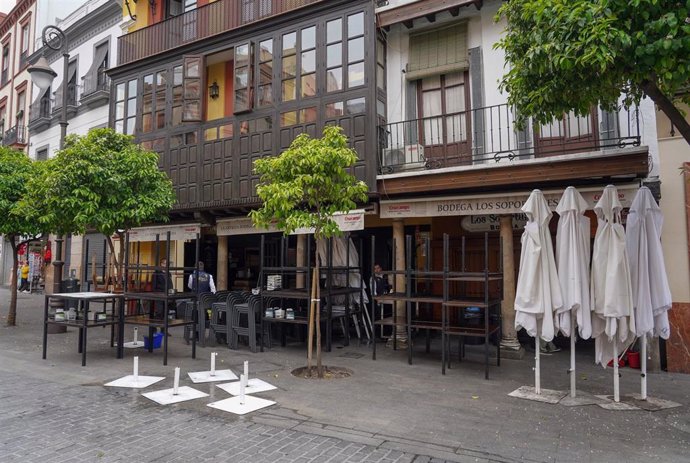 Bares cerrados en la plaza del Salvador de Sevilla