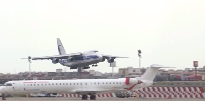 Cuarto avión con material de protección para la Comunitat Valenciana a su llegada al aeropuerto de Manises