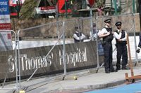 Boris Johnson sigue al frente del Gobierno británico pese a su ingreso