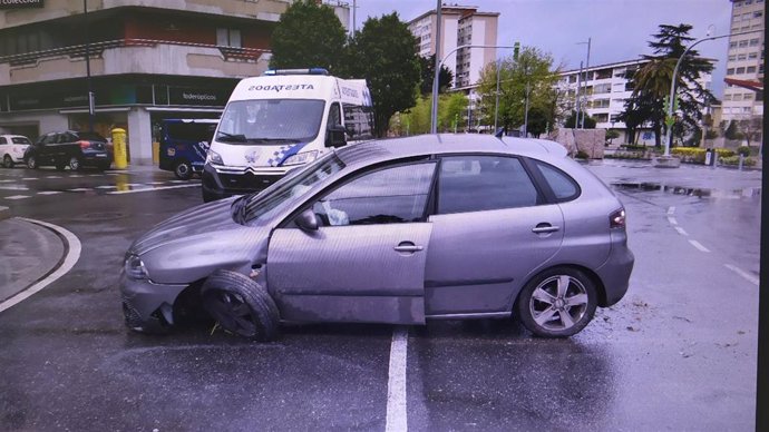 Vehículo accidentado en Vigo el 5 de abril de 2020, cuyo conductor fue denunciado por circular bajo los efectos de las drogas y saltarse el confinamiento decretado en el esado de alarma por el coronavirus.