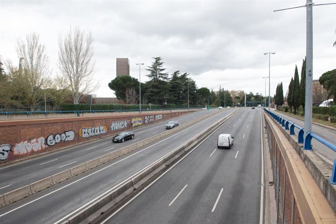 Carreteras vacías en el segundo día laborable del estado de alarma por el coronavirus en Madrid