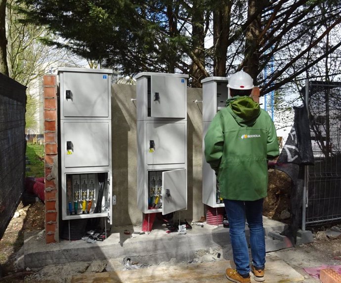Iberdrola instala un grupo electrógeno para reforzar el suministro eléctrico en la ampliación de Txagorritxu (Vitoria)