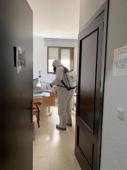 Trabajadores durante la desinfección de una residencia de Torrecampo