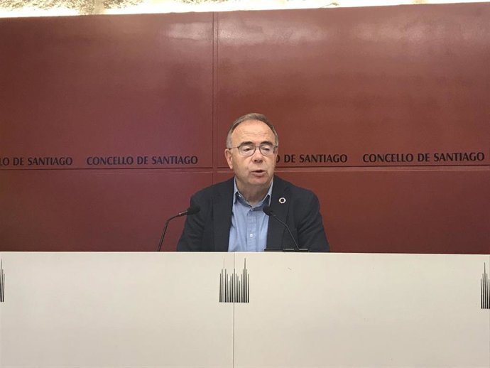 El alcalde de Santiago, Xosé Sánchez Bugallo, en la rueda de prensa