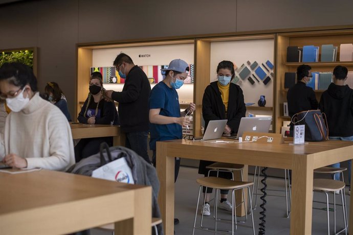 April 1, 2020 - Shanghai, China: Staff and customers at the Apple Store at iapm mall. According to official figures almost 942,000 people have been infected with the virus globally (82,394 of them in China). More than 47,500 people have died from the di
