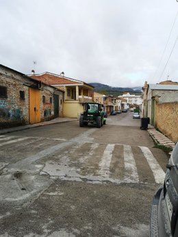 Un tractor, en labores de desinfección contra el coronavirus en Salar (Granada)
