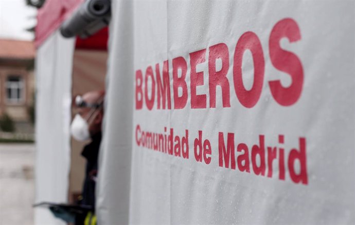 omberos de la Comunidad de Madrid participan en la limpieza programada en un punto de desinfección de ambulancias del SUMMA 