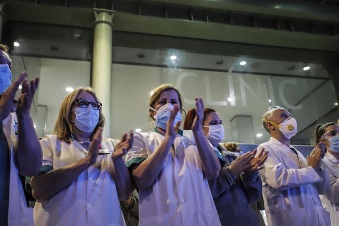 Metges i infermeres de l'Hospital Clínic de Barcelona surten a rebre els aplaudiments del públic, el 27 de mar
