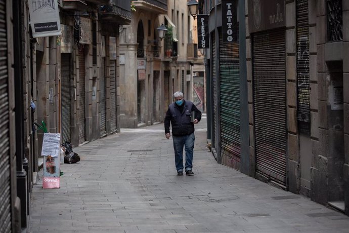 Un hombre protegido con una mascarilla durante el segundo día laborable del estado de alarma por el coronavirus, en Barcelona (España), a 17 de marzo de 2020.