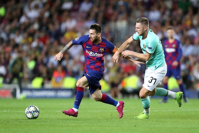 Leo Messi intenta escaparse de Skriniar en el FC Barcelona-Inter de la Liga de Campeones 2019-2020