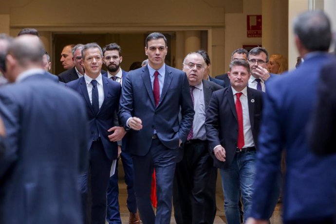 El portavoz del PSOE en el Senado, Ander Gil (1i), el presidente del Gobierno, Pedro Sánchez (2i), en la Cámara Alta.