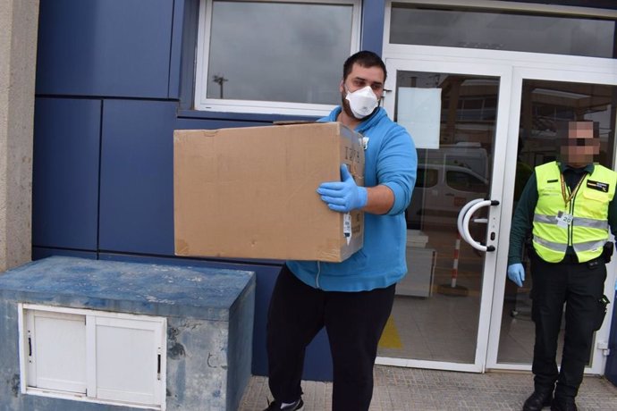 Llegada de 1.200 test al aeropuerto de Melilla enviados por el Ministerio de Sanidad