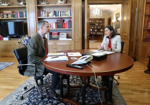 Su Majestad el Rey Felipe VI durante su reunión con la ministra de Industria, Comercio y Turismo, Reyes Maroto, para analizar la situación generada por la crisis del COVID19, durante la tercera semana del estado de alarma.