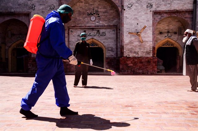 Un trabajador realiza labores de desinfección en una mezquita en Pakistán en medio de la pandemia de coronavirus