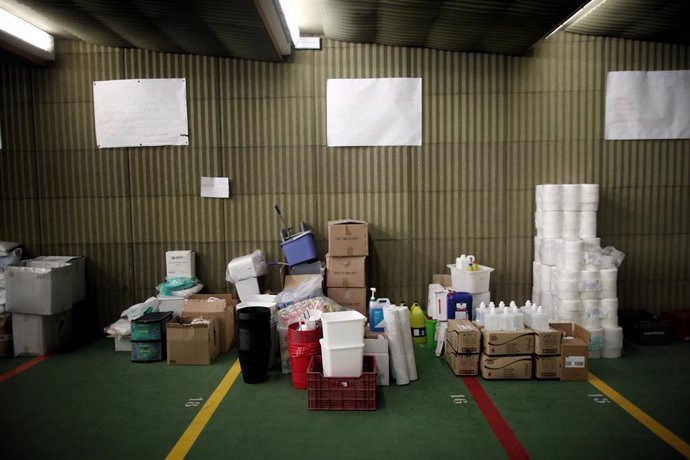 Cajas en el centro logístico de la Comunidad de Madrid con  donaciones de material sanitario