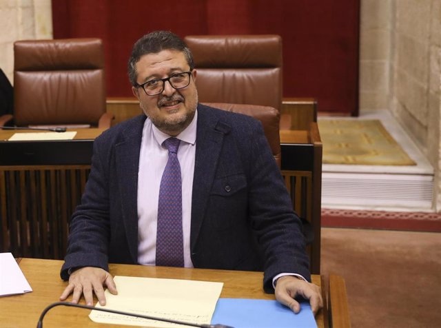 El presidente del grupo parlamentario Vox, Francisco Serrano, al inicio de la sesión plenaria.    En el Parlamento de Andalucía, (Sevilla), a 27 de noviembre de 2019.