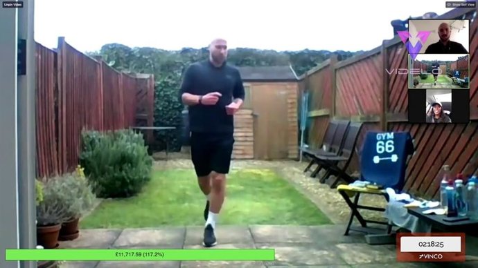 James Campbell corriendo un maratón en el patio trasero de su casa