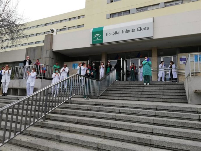 Trabajadores del Hospital Infanta Elena aplauden a los efectvos de la UME a su llegada al centro sanitario