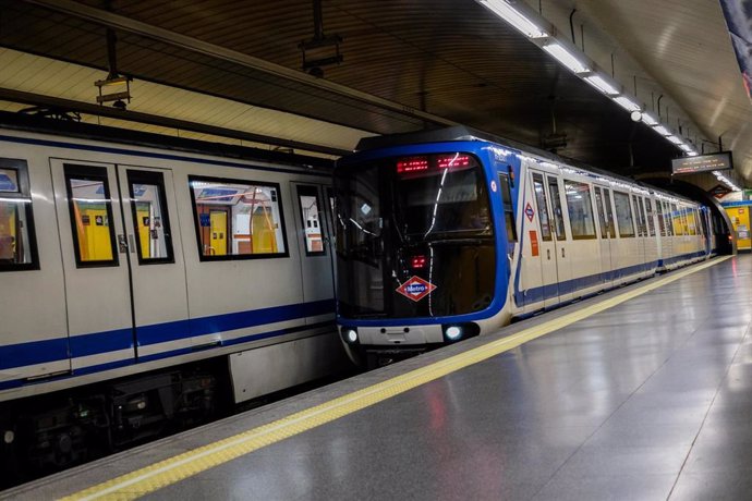 Un tren efectúa parada en una de las estaciones de Metro de Madrid  .