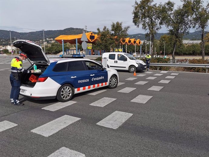 Un control de tráfico de los Mossos d'Esquadra en el peaje de Vilassar de Mar (Barcelona) para impedir desplazamientos el fin de semana durante el estado de alarma, el 28 de marzo de 2020.