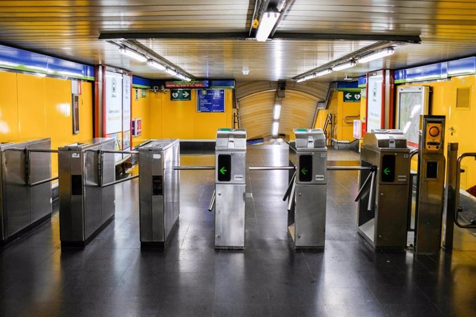 Tornos de una de las estaciones de Metro de Madrid durante la tercera semana de confinamiento por coronavirus.