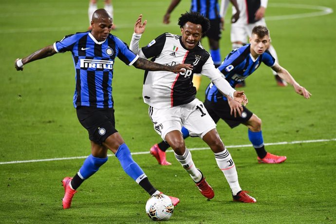 Ashley Young y Cuadrado pugnan por ujn balón en el Juventus-Inter de la Serie A 2019-2020