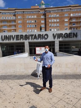 El sevillano Cristóbal Fernández, impulsor de una iniciativa para que pacientes del Covid-19 puedan hablar con sus familias por teléfono móvil, ante el Hospital Virgen del Rocío de Sevilla.