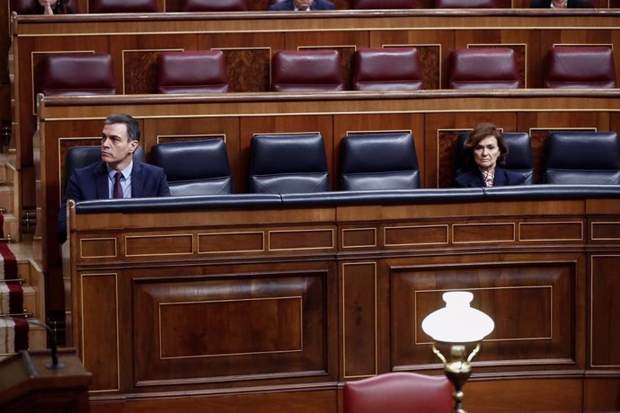 El presidente del Gobierno, Pedro Sánchez, y la vicepresidenta primera del Ejecutivo, Carmen Calvo, en el hemiciclo del Congreso de los Diputados.