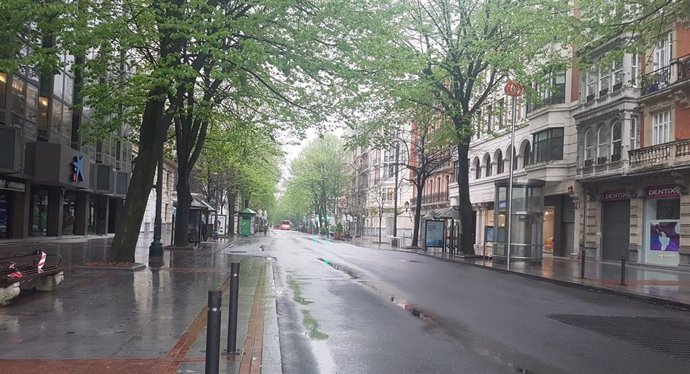 Imagen de una jornada lluviosa en Bilbao, con la Gran Vía desierta como consecuencia del estado de alarma