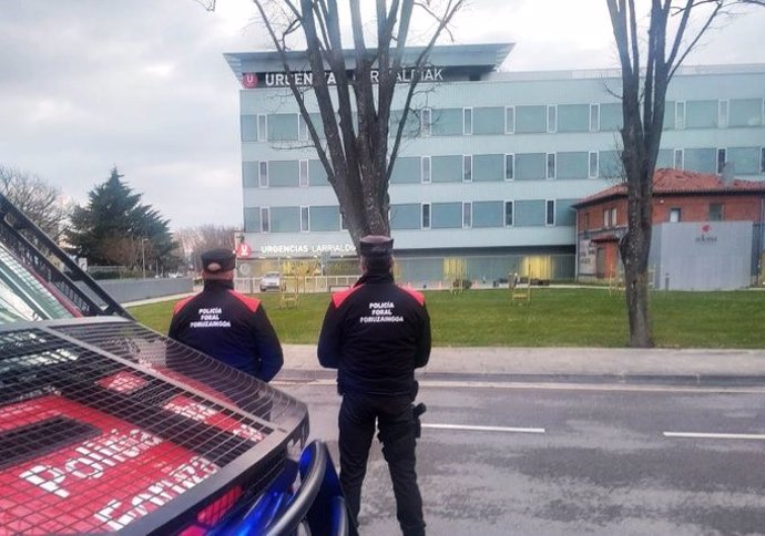 Dos agentes de la Policía Foral en el Complejo Hospitalario de Navarra